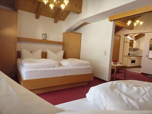 1 bedroom, travel crib, free WiFi - Cosy apartment for 3 guests with WIFI, TV and balcony (Ischgl)