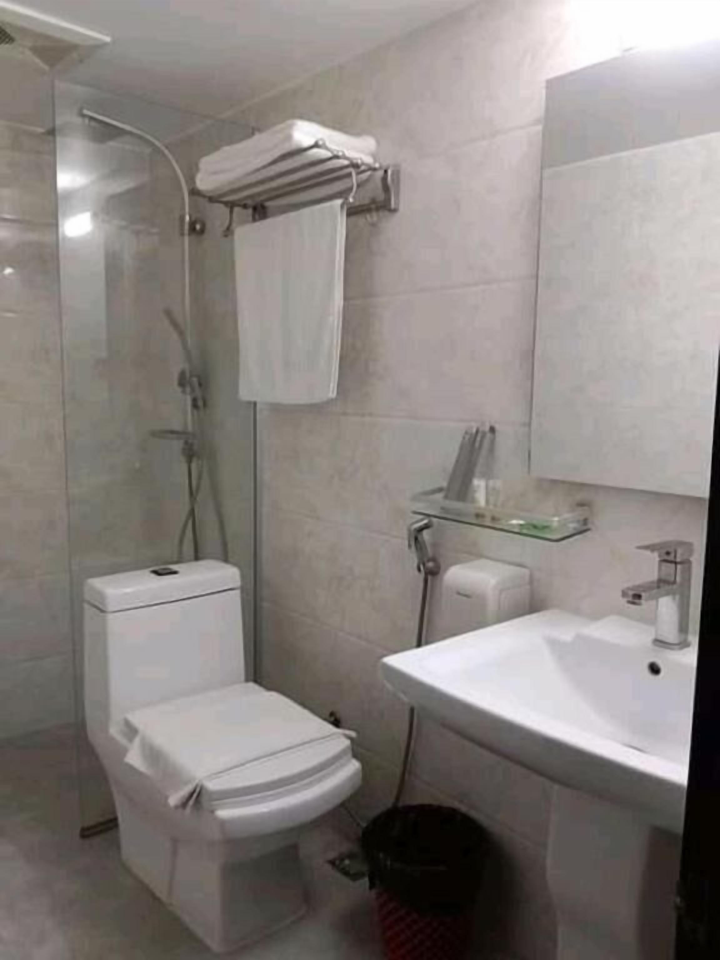 Ein modernes Badezimmer mit Toilette, Dusche und Waschbecken.