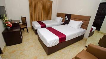 华丽双人房或双床房, 城市景观 | 办公桌、隔音、免费 WiFi、床单