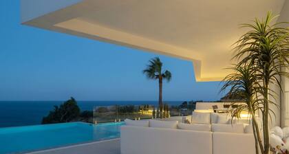 Stunning private villa with WIFI, private pool, A/C, TV, terrace, pets allowed and parking