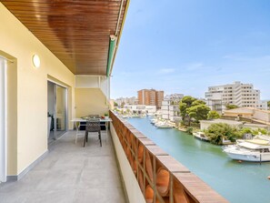 Outdoor dining - Cosy apartment for 2 guests with A/C, TV and terrace (Roses)