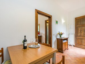Dining - Stunning  villa for 2 people with WIFI, A/C, TV, patio and pets allowed (Greve In Chianti)
