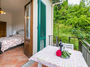 Outdoor dining - Stunning  villa for 2 people with WIFI, A/C, TV, patio and pets allowed (Greve In Chianti)