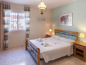 2 bedrooms, travel cot, free WiFi