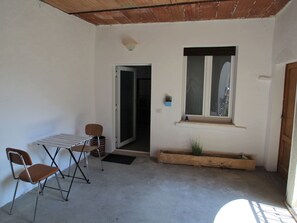 Outdoor dining - Nice apartment for 2 people with WIFI, TV and pets allowed (Agra)