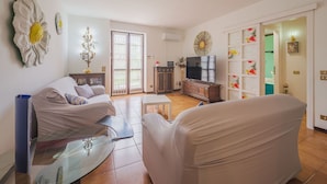 TV - Beautiful apartment for 4 people with WIFI, A/C, TV, patio and pets allowed (Pietrasanta)