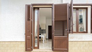 Un immeuble résidentiel doté d’une porte-fenêtre coulissante donnant sur un patio.