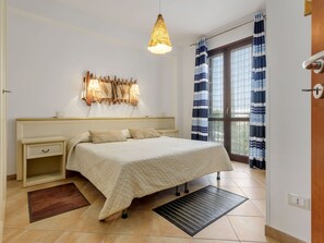 3 habitaciones, tabla de planchar con plancha y cuna de viaje 