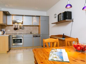 Micro-ondes, four, lave-vaisselle, grille-pain