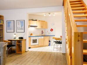 Ugn, diskmaskin och barnstol