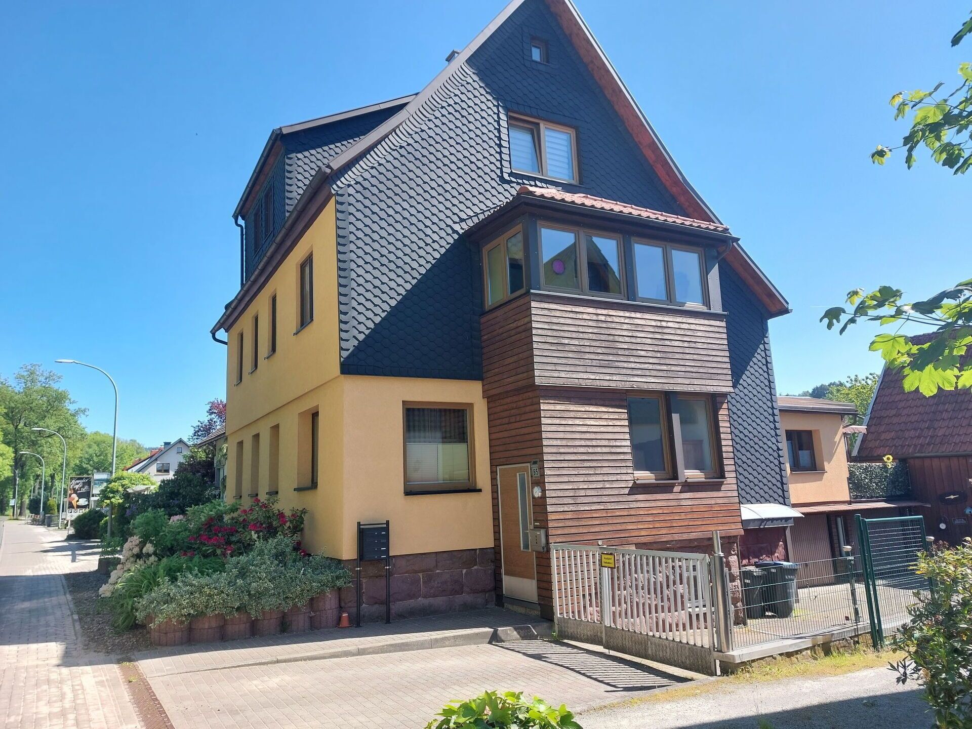 Möbel, Tabelle, Zimmerpflanze, Pflanze, Gebäude, Fenster, Interior Design, Wohnzimmer, Flooring, Fussboden