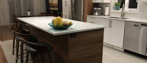 Geladeira, micro-ondas, fogão, cooktop