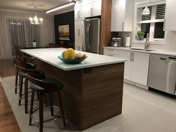 Fridge, microwave, oven, stovetop - Maison Dans les Laurentides (Sainte-Adèle)