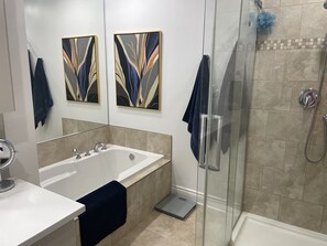 Secadora de cabello, toallas, jabón, papel de baño 