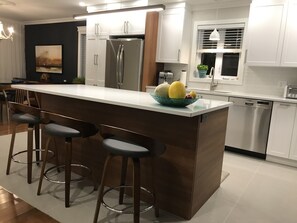 Fridge, microwave, oven, stovetop - Maison Dans les Laurentides (Sainte-Adèle)