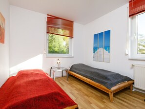 2 bedrooms, travel crib, free WiFi - Nice apartment for 4 guests with WIFI, TV and patio (Koserow)