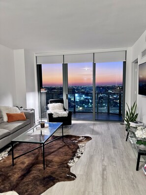 Smart TV, tavolo da calcetto, libri