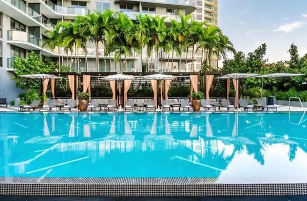 Piscina all'aperto, una piscina riscaldata