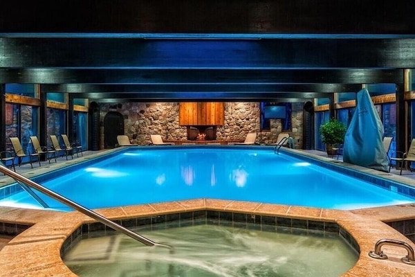 Indoor pool and hot tub at the Lakeview Hotel