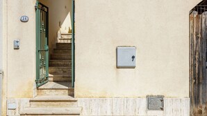 A building entrance with a staircase leading to an upper level. - Beautiful apartment for 6 guests with WIFI, A/C, TV and terrace (San Vito Lo Capo)