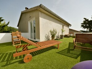 Outdoor dining - Beautiful apartment for 4 people with A/C, WIFI, hot tub, TV and terrace (Biograd Na Moru)