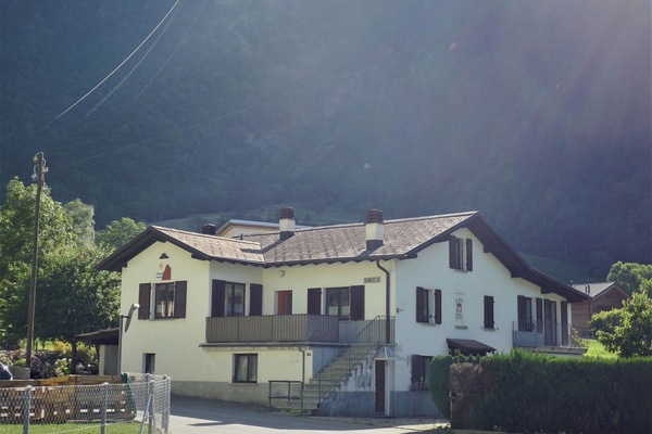 Pflanze, Gebäude, Fenster, Himmel, Haus, Baum, Die Architektur, Grundstueck, Wohngebiet, Landschaft
