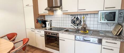 Mikrovågsugn, ugn och diskmaskin