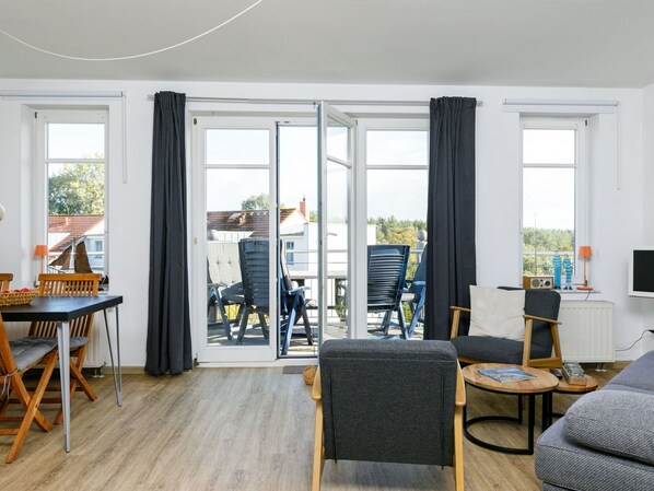 TV, DVD player - Cosy apartment for 4 guests with WIFI, TV and balcony (Wolgast)