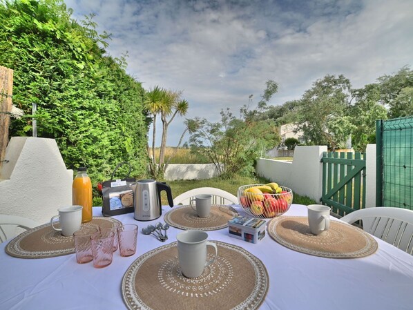 Enjoy a romantic meal amidst lush surroundings.