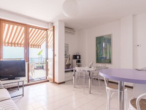 Living area - Beautiful apartment for 4 guests with A/C, pool, WIFI, terrace and pets allowed (Bordighera)