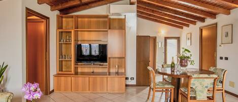 Een microgolfoven, een oven