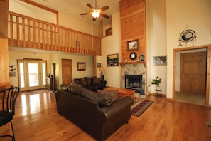 Smart TV, chimenea, reproductor de DVD, estéreo