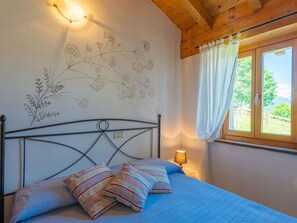 1 bedroom, travel cot, free WiFi - Stunning private villa for 4 people with WIFI, TV, balcony and pets allowed (Dosso Del Liro)