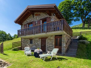 Exterior - Stunning private villa for 4 people with WIFI, TV, balcony and pets allowed (Dosso Del Liro)