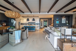 Deluxe Apartment, Beach View | Dining room