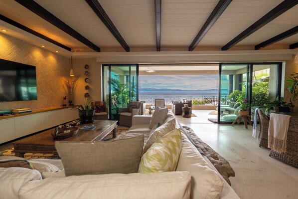 Deluxe Apartment, Beach View | Living area