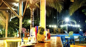 Bar au bord de la piscine