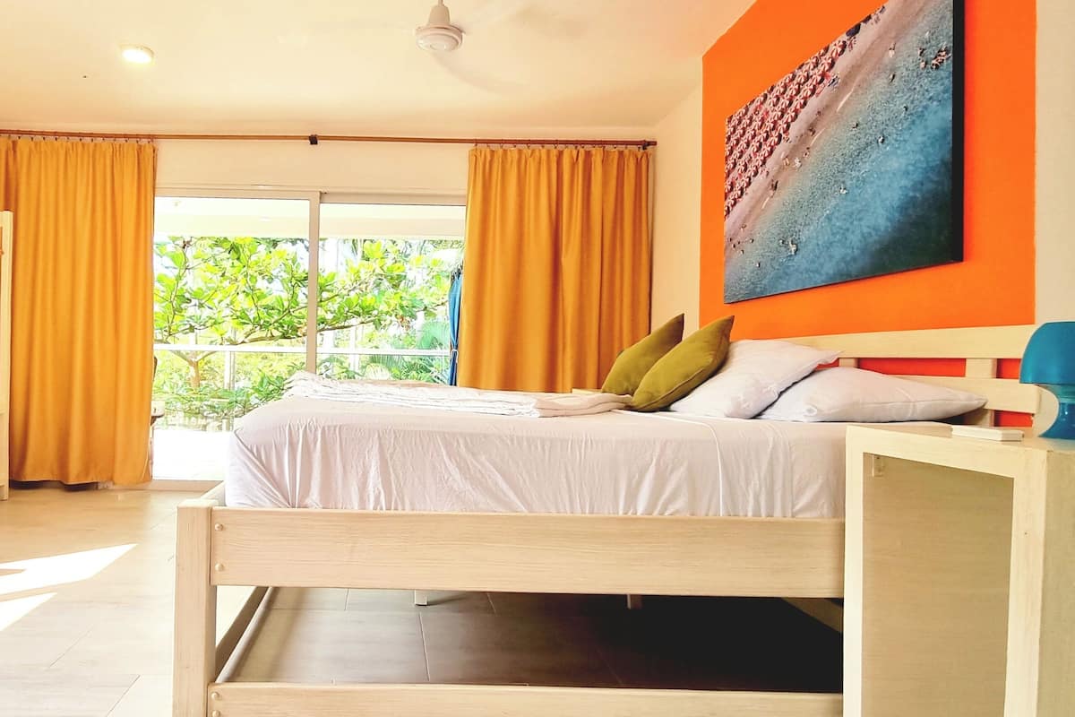 Quarto superior, sacada, vista para o jardim | Roupas de cama premium, edredons de pluma, cofres nos quartos
