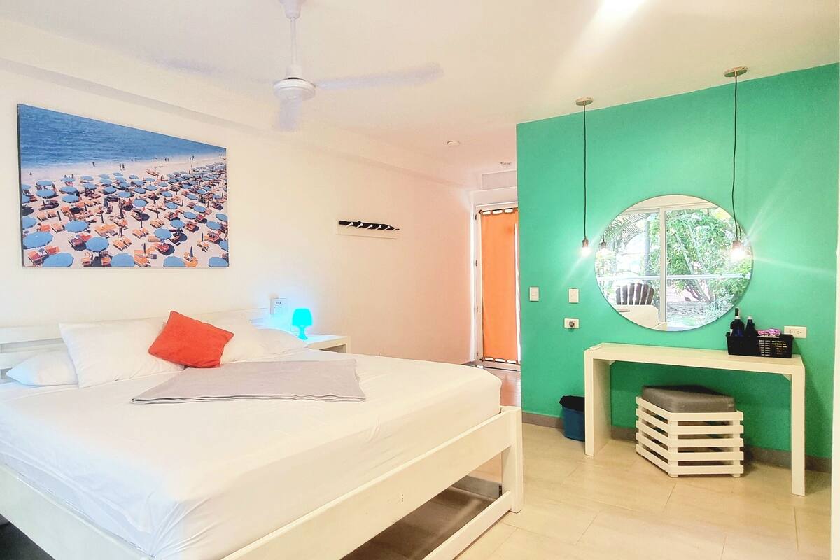 Standaard kamer, uitzicht op tuin | Luxe beddengoed, donzen dekbedden, een minibar, een kluis op de kamer
