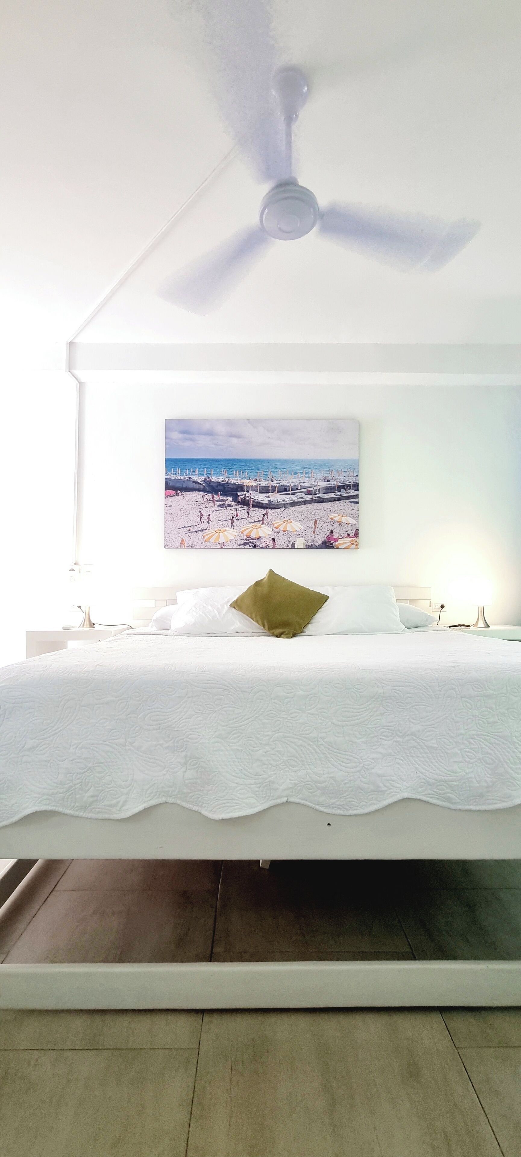 Ropa de cama de alta calidad, cubrecamas y minibar 