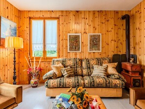 Una televisión, una chimenea