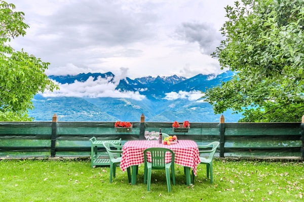 Wolke, Himmel, Pflanze, Tabelle, Natürliche Landschaft, Berg, Wasser, Baum, Zaun, Tisch Im Freien