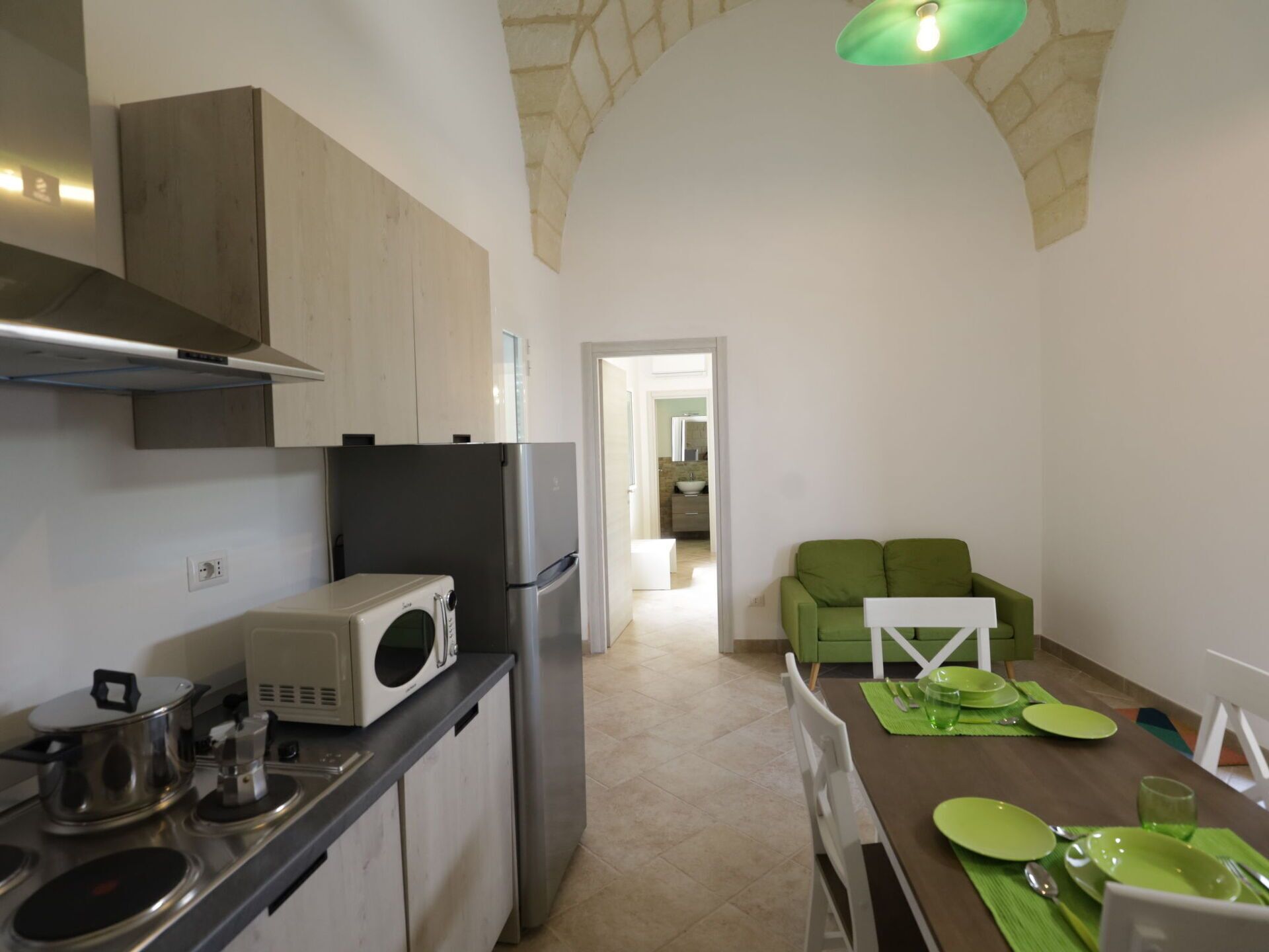 Micro-ondes, lave-vaisselle, grille-pain, tables à manger