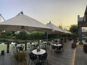 Outdoor dining - Beautiful private villa for 10 people with pool, WIFI, TV and pets allowed (Nieuw-helvoet)