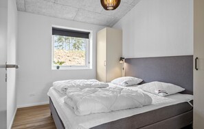 4 bedrooms, travel cot, free WiFi - Beautiful home in Hadsund with sauna (Hadsund)