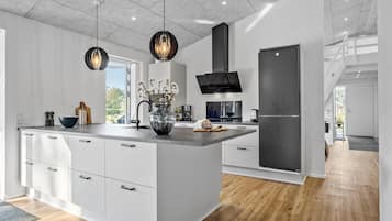 Frigorífico, lavavajillas y cafetera o tetera