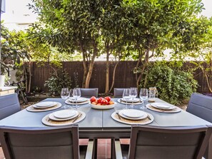 Outdoor dining - Cosy apartment for 4 people with WIFI, pool, A/C, TV and terrace (Tossa De Mar)
