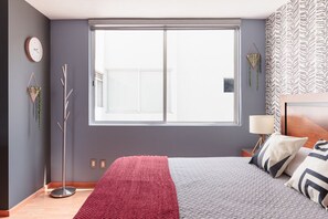5 bedrooms, iron/ironing board, WiFi, bed sheets