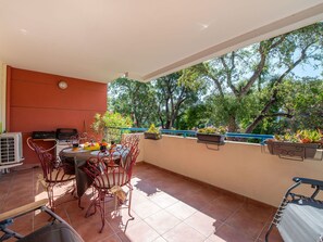 Outdoor dining - Lovely apartment for 4 people with WIFI, A/C, TV and terrace (Cavalaire-sur-mer)