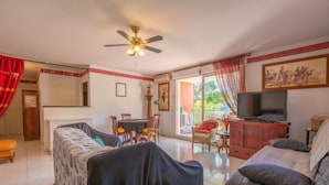 TV - Lovely apartment for 4 guests with WIFI, A/C, TV and terrace (Cavalaire-sur-mer)